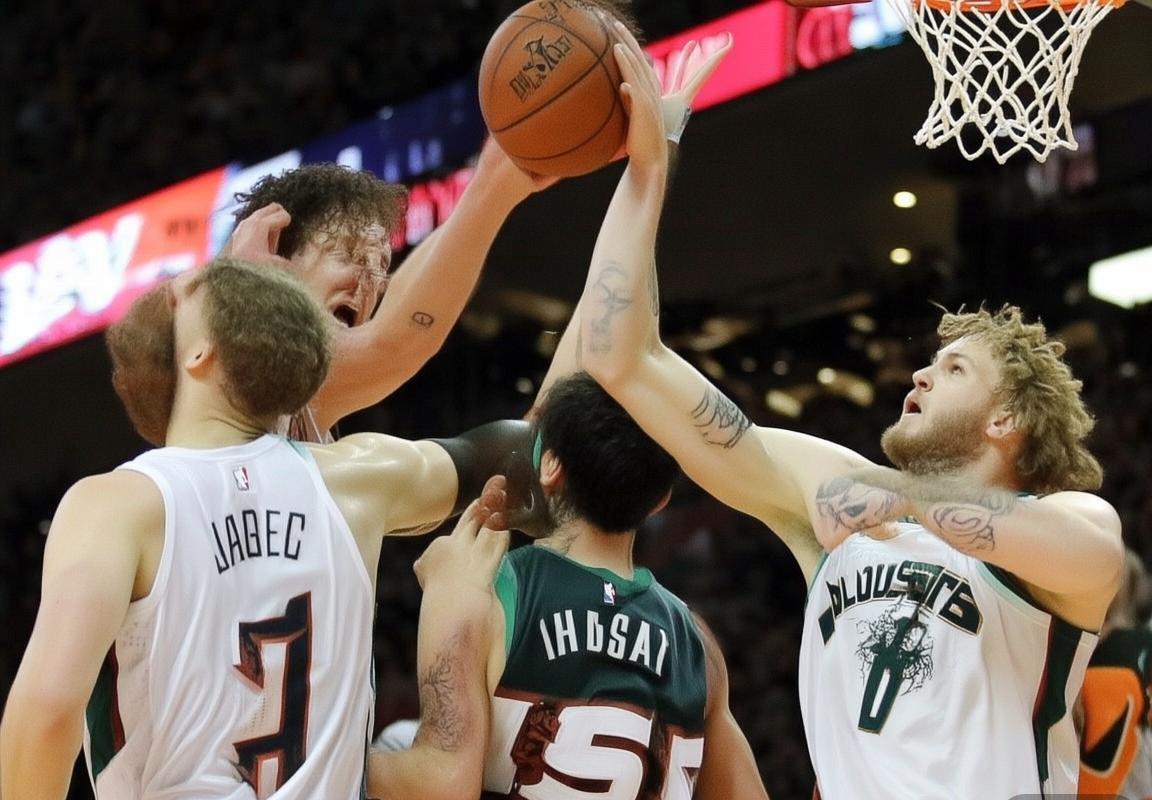 森林狼逆转雄鹿爱德华兹关键得分，快船交易小波特为奢侈税节省；季后赛级别对抗引热议